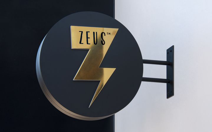 國外品牌形象店面設計和VI導示設計欣賞-13